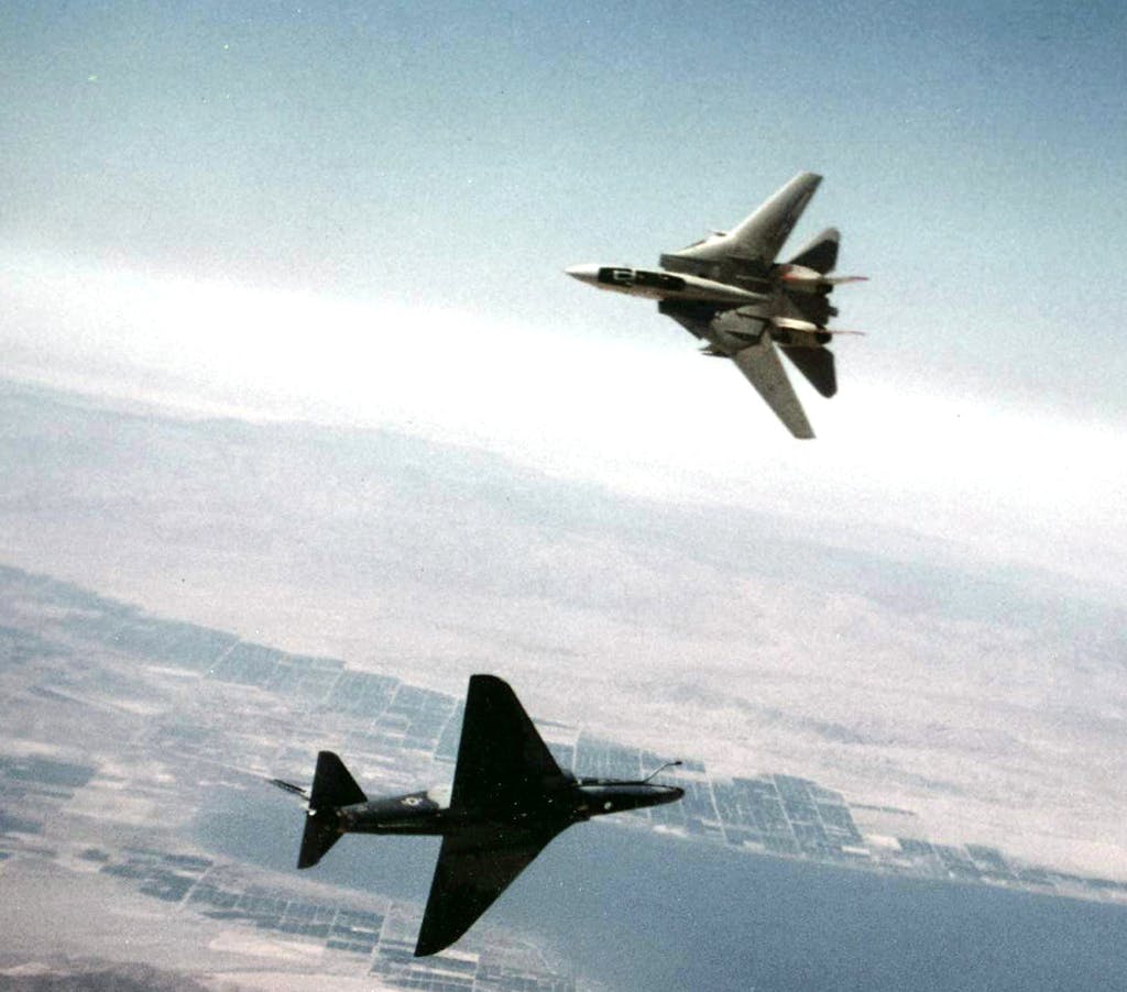 Mighty Wings - Top Gun - F-14 vs. A-4