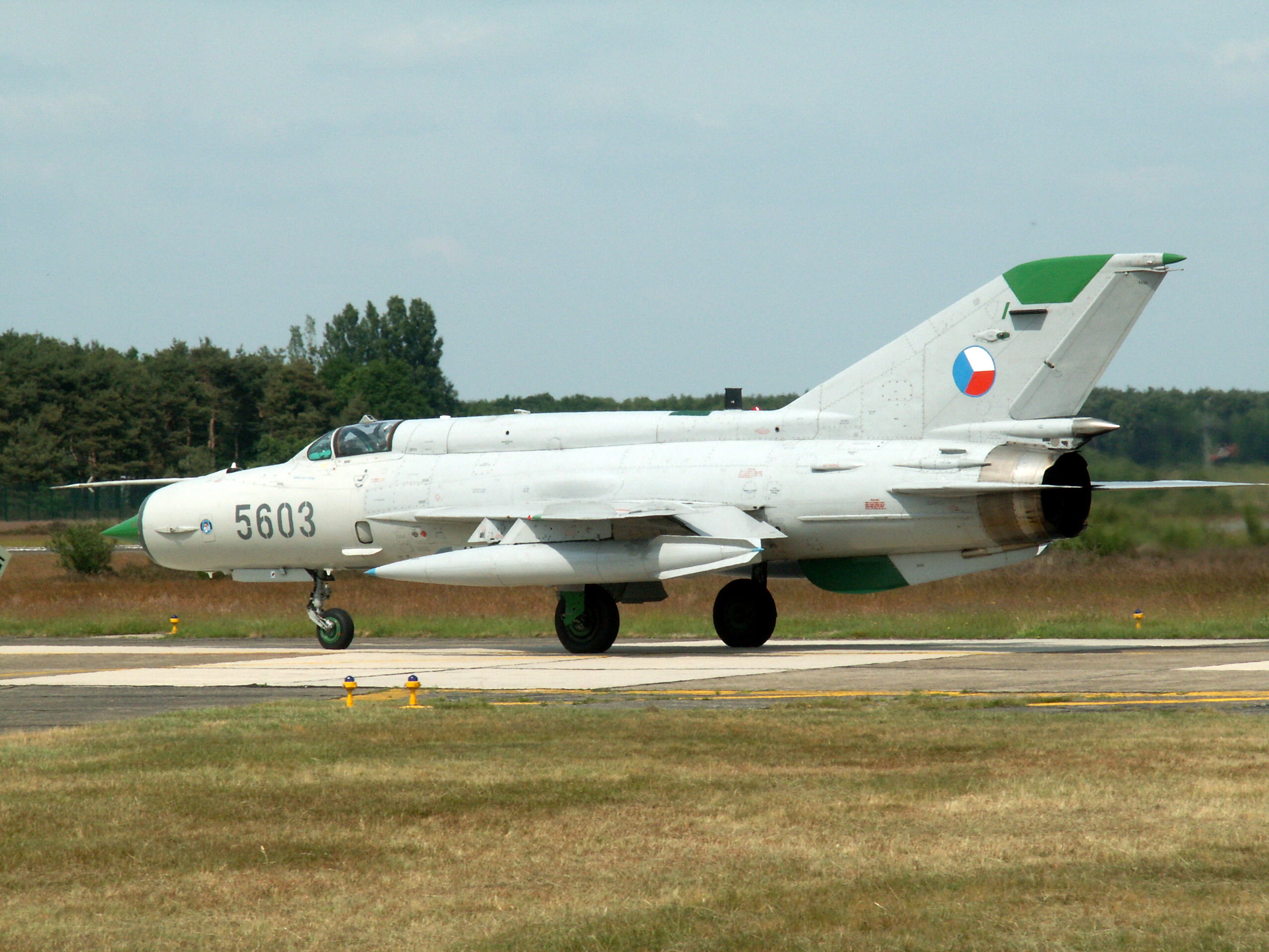 MiG_21_of_the_Czech_Air_Force_5603_at_Kleine_Brogel_Air_Base,_Belgium_2005.jpg