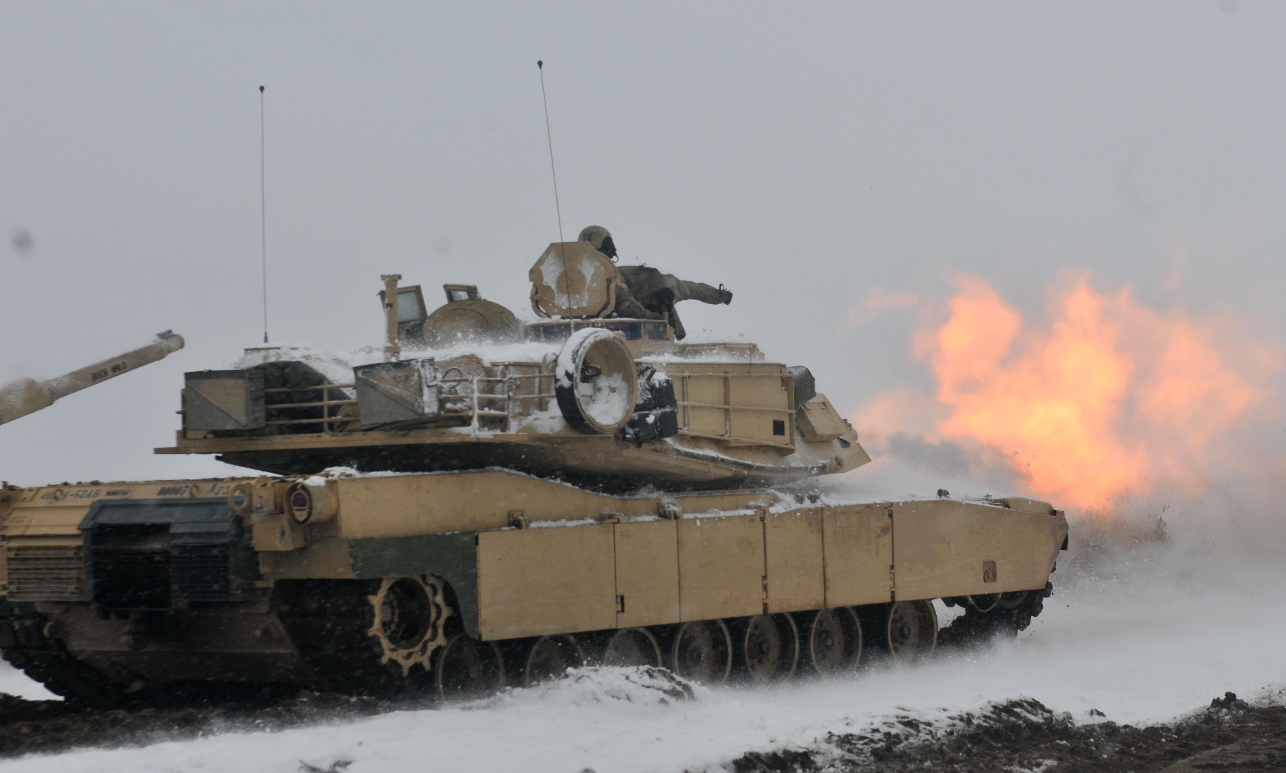 Экипаж танка абрамс. Танк Abrams m1a2. M1a1 Abrams Польша. Танки Абрамс в Польше. Экипаж м1 Абрамс.