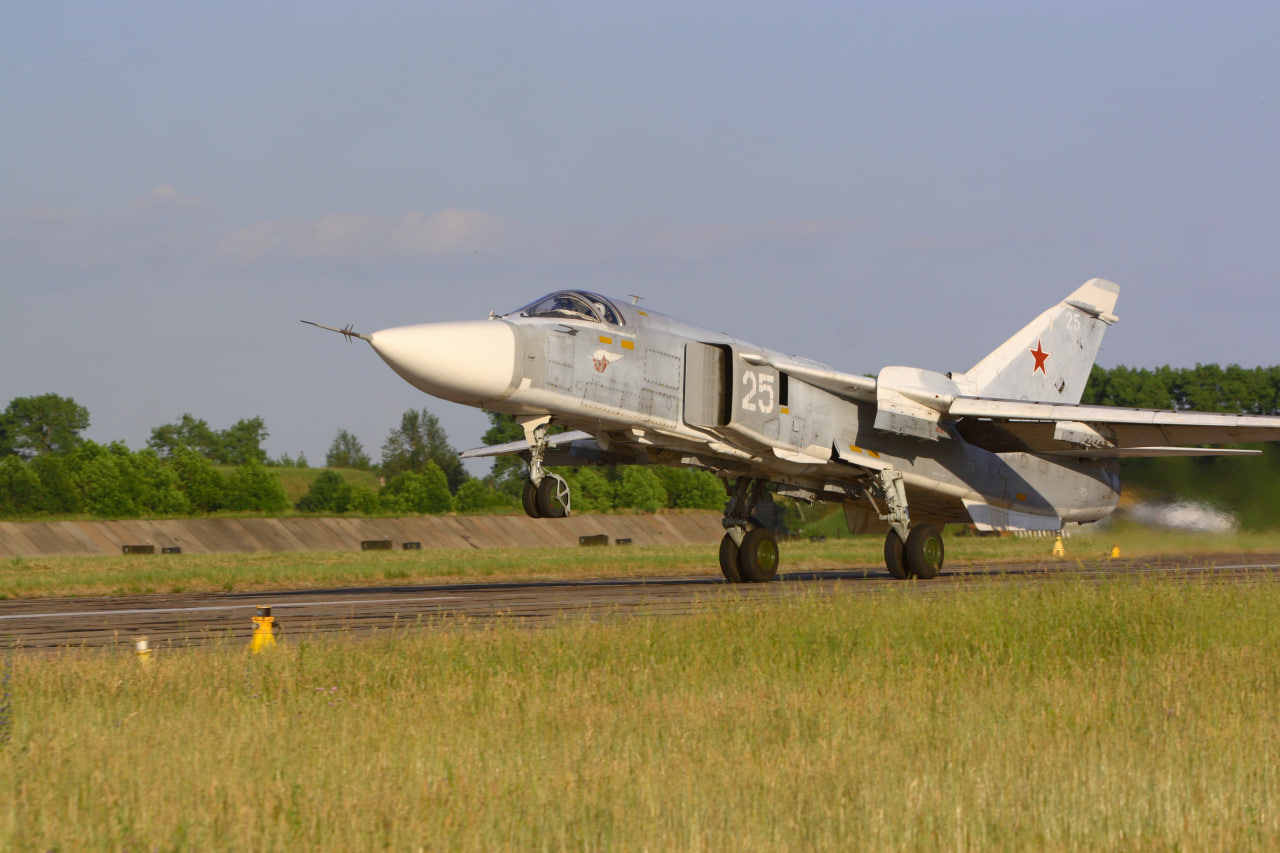 *UPDATED!*Су-24М "25 белый" ВВС Беларуси из состава 116-й БРАБ, аэродром Россь, июнь 2006 г. | Su-24M "25 white" Belarusian Air Force from 116th BRAB, Ross airfield, June 2006.